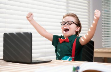 Öğrenci, evdeki online dersi sırasında ödev matematiği okuyor. Video öğretmeniyle öğrenci çalışması