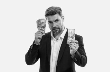 Beyaz arka planda nakit para tutan bir portre işçisi. Büyük şans, afiş. Dolar nakit para konsepti. Nakit kazanınca seviniyor. Nakit parası olan bir adam. Finansal şans ve başarı