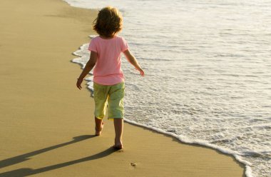 Çocuklar yaz plajında kumla oynarlar. Denizde oynayan mutlu çocuk. Çocuk dışarıda eğleniyor. Yaz tatili kavramı
