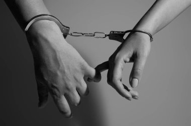 Kelepçeli birkaç el. Elleri kelepçeli seksi çifti yakın çekim. Hakimiyet, bdsm, aşk ve fetiş. Baştan çıkarıcı çift kelepçeli. Seks Oyuncakları. Kadın ve erkek elleri kelepçeli. Sonsuza dek aşk
