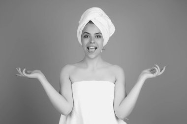 Güzel yüzlü güzel bir kadın, cilt bakımı. Güzel kız doğal makyajı. Sağlıklı ciltli güzel bir kadın yüzü. Şehvetli kadın model cilt bakımı. Kadın güzellik, genç seksi manken yüz yakından.