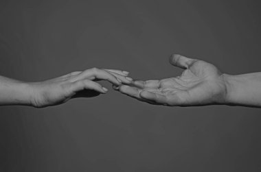 İki elin dokunuşu. Kadın ve erkek işaret parmağıyla dokunmak üzereler. Birbirine uzanan iki el. Elinle dokunmaya çalış. İki el birbirine doğru uzanıyor. Çift el dokunuşu