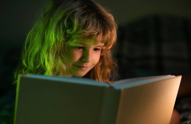 Çocuk kitap okuyor. Çocuklar yatma vakti, çocuk yatakta kitap okuyor. Uyku masalı, çocuk masalı.