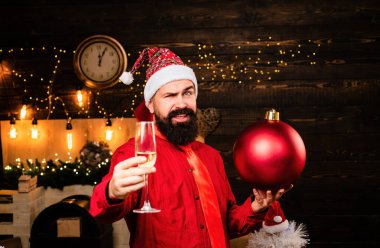 Kırmızı elbiseli Noel adamı bomba taşıyor. Noel kutlaması tatili. Yaratıcı patlama. Hipster Noel Baba. Noel hazırlığı