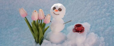 Kahve ve bahar çiçeği laleli kardan adam. Kar adam kar arka planda izole