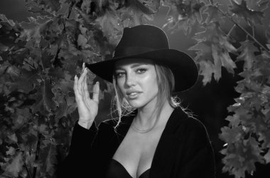 Sarı akçaağaç yaprağıyla sonbahar kadını, açık hava portresi. Sonbahar yapraklı güzel bir model, sonbahar parkında sarı akçaağaç. Sonbahar kızı sonbahar mevsiminde güneşli havanın tadını çıkarıyor.