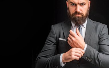 Adam modaya uygun. Lüks klasik takım elbiseler, moda. Klasik takım elbiseli, gömlek ve kravatlı adam. Zengin adam modeli