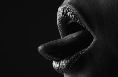 Dil yalayan dudaklar. Altın parıltılı ruj. Seksi dudak için parlak bir tarz. Şehvetli kadın dudakları. Şatafatlı altın ağız. Parlak altın dudaklar. Altın boyalı altın dudaklar veya metalik ruj