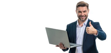 Bir dizüstü bilgisayarla çalışan girişimci. İş adamı stüdyo arka planında dizüstü bilgisayar kullanıyor. Gözlüklü, bilgisayar ekranına bakan, internette çalışan düşünceli beyaz iş adamı. Web pankartı