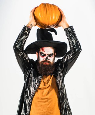 Korkunç cadılar bayramı adamı. Cadılar Bayramı partisi için vampir gibi giyinmiş cadı şapkalı genç bir adam. Beyaz arka plan izole. Makyaj ve insan için korkunç bir kavram.