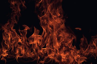 Siyah arka planda yangın alevleri. Ateş, izole edilmiş, soyut bir yapı. Yanan ateşle yanan efekt