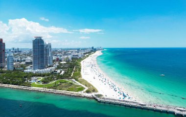 Miami plajı, okyanus gezisi yaz şehri. Miami Beach, South Beach, Florida, ABD. Kıyı şeridi, hava manzarası. Yüksek gökdelenlerin ve okyanusun havadan görünüşü, Miami Beach, Florida, ABD