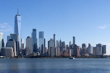 New York 'un panoramik manzarası, Birleşik Devletler. Manhattan 'ın ortasındaki New York şehrinin silüeti. ABD, New York, New York, Manhattan. Amerikan büyük şehri. Aşağı Manhattan silueti. New Jersey 'den New York