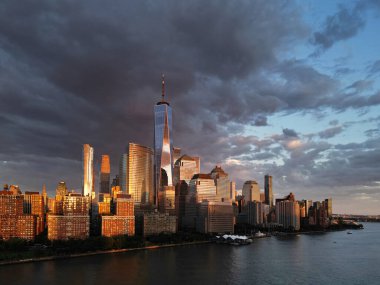 New York hava manzaralı, New York City gökyüzü manzaralı. Manhattan, New York 'ta panoramik drone görüntüsü. New York 'ta günbatımı. New York Şehri şehir merkezi alacakaranlıkta kara bulutlarla gökyüzü manzarası