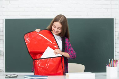 Okul ve öğrenciler sınıfta. Eğitimli çocuklar. Okul sınıfındaki çocuk öğrenci. Öğrenim ve öğrenim kavramı.