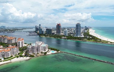 Miami 'nin silueti. Miami sahili hava manzaralı. Güney Sahili, Miami Sahili. Miami Beach, Florida 'daki South Pointe Parkı' nda hava manzarası. Florida 'da Amerikan turizmi