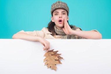 Sonbahar portresi yapan kadının sonbahar akçaağaç yaprakları stüdyoda izole edilmiş ve fotokopi alanı var. Sonbahar portresi, güz yapraklı, bereli ve sıcacık eşarplı neşeli bir kadın.