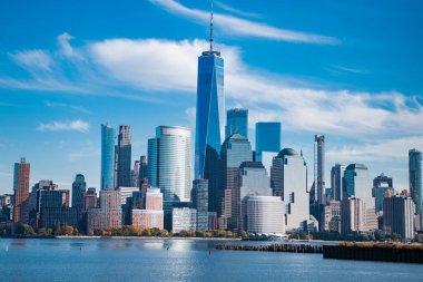 New York, Birleşik Devletler. Manhattan 'ın ortasındaki New York şehrinin ufuk çizgisi. ABD, New York, New York, Manhattan. Amerikan büyük şehri. Aşağı Manhattan silueti. New Jersey 'den New York. Manhattan şehir merkezi.