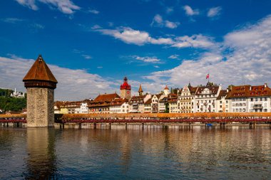 Lucern City 'de ünlü Chapel Köprüsü var. İsviçre, Lucerne 'de nehir kenarı. Lucerne şehir manzarası. Lucerne Kantonu. Lucern İsviçre. Lucerne 'nin tarihi şehir merkezinde göllü gün doğumu