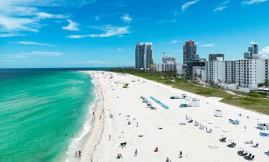 Güzel Miami Beach City 'nin havadan görünüşü, Florida, ABD. Güneşli bir günde Miami 'nin insansız hava aracı çekimi. Miami Plajı, harika binalar manzarası. Miami Sahili Panorama Manzarası, Güney Sahili, ABD