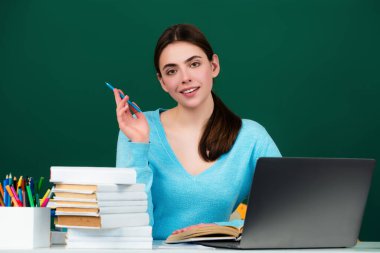 Lisedeki bir öğrenci. Lisedeki bilgi. Lise ya da üniversite konsepti. Genç üniversite öğrencisi tahtanın yanında çalışıyor. Eğitim konsepti. Lisede ders ve ödev