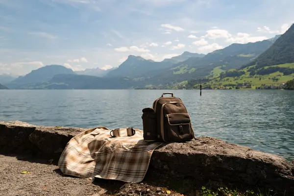 Dağlarda dolaş. Alps gölünde ve dağlarda turizm. Turizm konsepti. İsviçre 'nin doğasına yakın bir yerde yürüyüş yapmak. İsviçre manzarası. Kamp ve yürüyüş ekipmanları