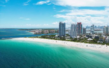 Miami Beach, Florida, Birleşik Devletler. Güneşli bir günde Miami 'nin insansız hava aracı çekimi. Miami Plajı, harika binalar manzarası. Miami Sahili 'nin havadan görünüşü, Güney Sahili, ABD
