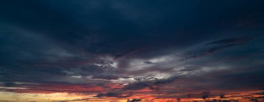 Gün batımı bulutları toplanıyor. Panoramik gündoğumu ya da bulutlu günbatımı. Günbatımında Günbatımında Günbatımında Gökyüzü. Bulut Doğa Gökyüzü Arkaplanı. Gökyüzü Gündoğumu, alacakaranlık bulutları