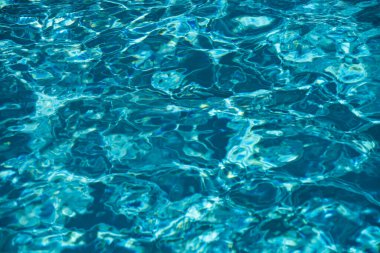 Yüzme havuzunda mavi yırtık su, su havuzu dokusu ve yüzey suyu.