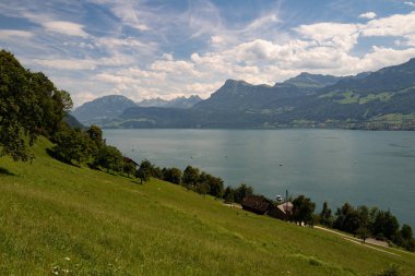 Alp dağları ve İsviçre 'deki gibi. İsviçre 'de Alpler doğası. İsviçre Alpleri. Alplerdeki cennet gibi dağ manzarasının panoramik görüntüsü. İsviçre göllerinin doğası. İsviçre manzarası