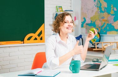 Sınıfta karatahta geçmişi olan bir öğretmen. Profesyonel portre.