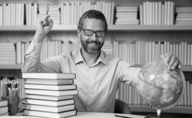 Öğretmenler günü. Öğretmenim okulda. Orta yaşlı öğretmenle bilgi ve eğitim. Kitabı olan bir milenyum öğretmeni. Sınıfta ders veren adam. Üniversite sınavı öğretmenleri. Üniversite öğretmeni