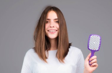 Saçını tarayan kız. Saçlarını taramış güzel bir kadın.