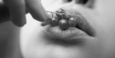 Ağızda frenk üzümü. Dudaklarında frenk üzümü, kırmızı frenk üzümü. Yaz seksi meyveler kapanıyor