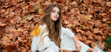 Sonbahar parkındaki kadın. Doğada güzel sonbahar zamanı