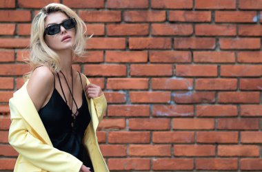 Güzel yüzü ve pürüzsüz cildi olan şehvetli bir kadın. Summer City sokak arka planında seksi bir model. Güzel seksi model kız dışarıda poz veriyor. Dışarıda flört eden güzel beyazların portresi.