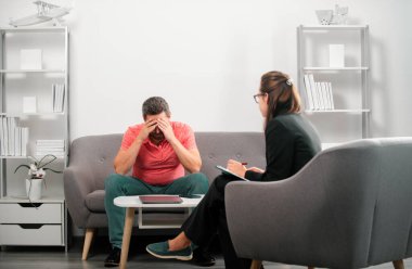 Bunalımlı orta yaşlı adam sorunu terapisi. Sorun çözülüyor. Psikoloji, zihinsel terapi konsepti. Psikoterapi seansında erkek hasta ve psikolog.