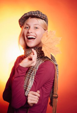 Altın varak tutan sonbahar kadın. Sonbahar ruh sahip moda mevsimlik giysiler giyen çekici genç kadın. Mutlu genç kadın için sonbahar güneşli gün hazırlıyoruz. Bulut yağmur şemsiye