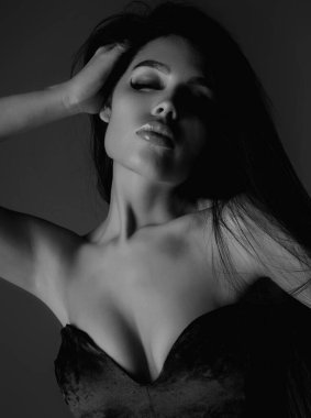 Genç esmer kadının güzel yüzü. Stüdyoda poz veren seksi bir model. Güzel bir kızın portresi. Güzellik kraliçesi yakın plan çekimde. Stüdyo geçmişinde güzel bir kız yüzü. Şehvetli görünüş. Güzel kadın yüzü