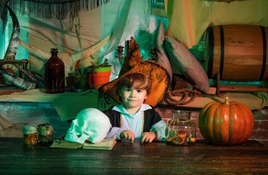 Cadılar Bayramı süslemeleri. Cadılar Bayramı balkabaklı mutlu çocuk. Peri. Cadılar Bayramı partisi Cadılar Bayramı kostümü giyen çocuklarla dolu.