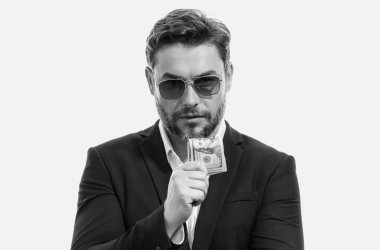 Paralı bir adam. Dolar banknotları. Para banknotları tutan iş adamının portresi. Dolar, kredi, internet bankacılığı. Dolar banknotlarını, banka kredisini, mali tasarrufları gösteren zengin bir adam.