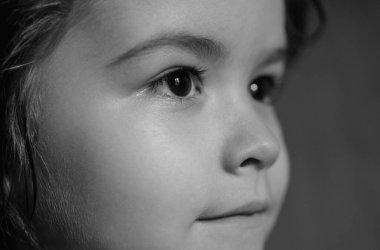 Çocuk portresi, sevimli çocuğun başını yakın çekim. Makro