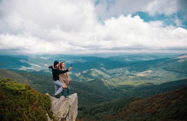 Birbirine aşık kamp çifti. Sevgili turistler doğada rahatlar. Aşıklarla kamp gezisi