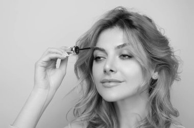 Kahverengi kaşları şekillendiren kadın model. Güzel kaşları olan kadın gözü. Mükemmel şekilli kaş, kaş jöleli kirpikleri. Kaşları boya.