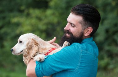 Cynoloji konsepti. Köpek parkı. Labrador 'u olan bir adam. Köpekli adam