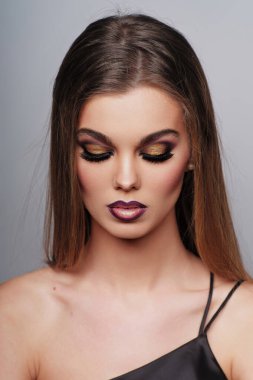 Göz farı süren bir kadın. Gözleri fal taşı gibi. Makyaj ve makyaj malzemeleri. Göz farı tozu. Moda ve güzellik göz farı. Koyu renk göz farı ile makyaj