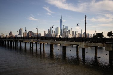 New York 'un panoramik manzarası, Birleşik Devletler. Manhattan 'ın ortasındaki New York şehrinin silüeti. ABD, New York, New York, Manhattan. Amerikan büyük şehri. Aşağı Manhattan silueti