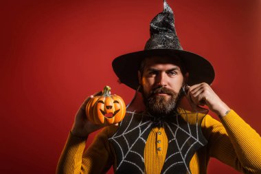 Balkabaklı Cadılar Bayramı adamı. Cadılar Bayramı şapkalı balkabaklı adam. Şeker mi şaka mı? Cadılar Bayramı şapkalı korkunç hippi adam. Cadı şapkalı adam, balkabağını tut.