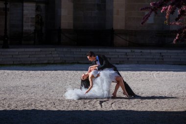 Gelin ve damat dışarıda evleniyor. Birbirine aşık çiftler, evlilik töreni ve etkinlik. Kutlama düğünü. Genç gelin ve damat çiftleri. Güzel Düğün Çifti