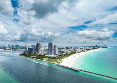 South Pointe Parkı 'nın havadan görünüşü. Miami Plajı. Florida mı? ABD. Miami Beach 'te hafta sonu. Miami şehrinin havadan panoramik manzarası, binalar, marina, yatlar ve lüks daireler.